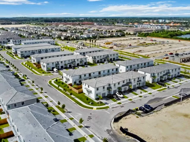 Продажа дома по адресу 760 SE 13th Ct - фото 9013422