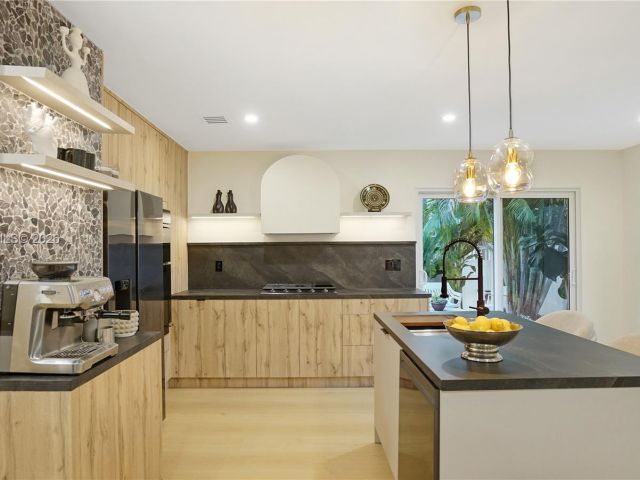 Продажа дома по адресу 2749 NE 10th Ave - фото 7515620