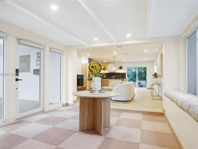 Продажа дома по адресу 2749 NE 10th Ave - фото 7515624