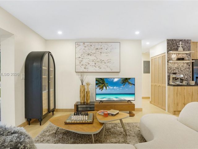 Продажа дома по адресу 2749 NE 10th Ave - фото 7515630