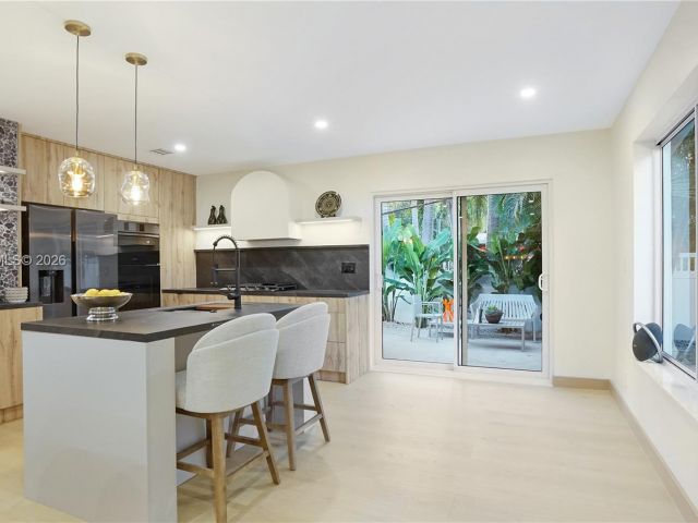 Продажа дома по адресу 2749 NE 10th Ave - фото 7515632