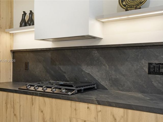 Продажа дома по адресу 2749 NE 10th Ave - фото 7515634