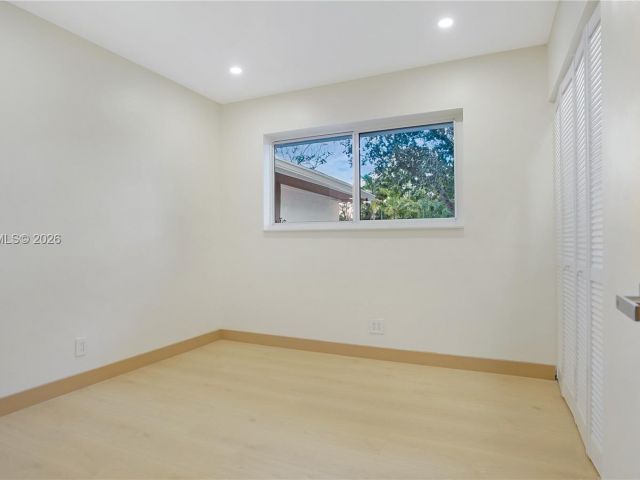 Продажа дома по адресу 2749 NE 10th Ave - фото 7515636