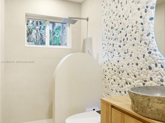 Продажа дома по адресу 2749 NE 10th Ave - фото 7515640