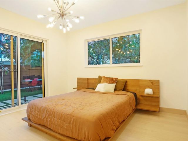 Продажа дома по адресу 2749 NE 10th Ave - фото 7515644