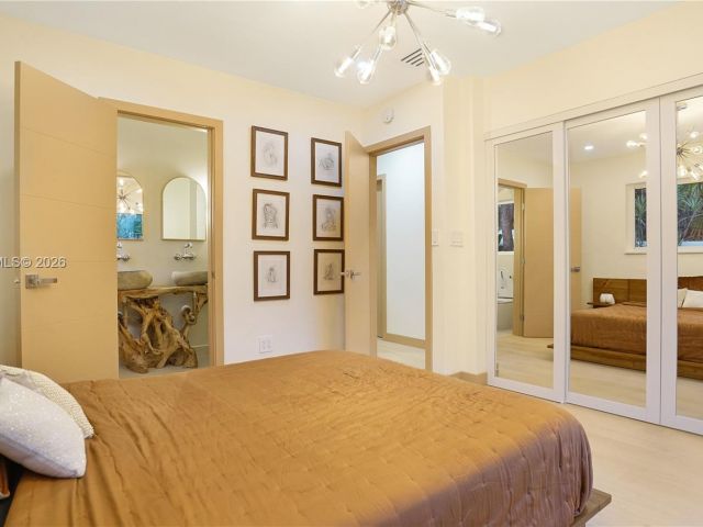 Продажа дома по адресу 2749 NE 10th Ave - фото 7515646