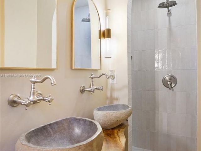 Продажа дома по адресу 2749 NE 10th Ave - фото 7515648