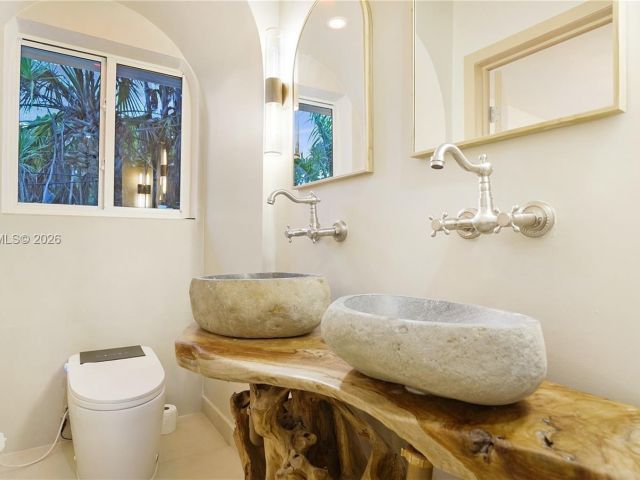 Продажа дома по адресу 2749 NE 10th Ave - фото 7515650