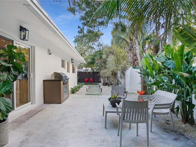 Продажа дома по адресу 2749 NE 10th Ave - фото 7515656