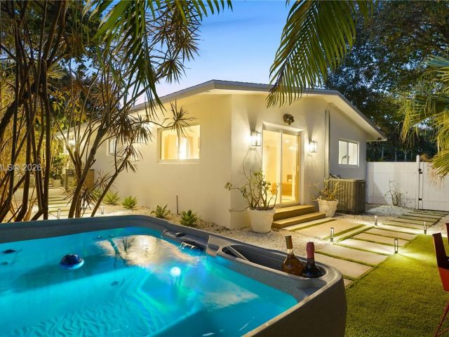 Продажа дома по адресу 2749 NE 10th Ave - фото 7515657