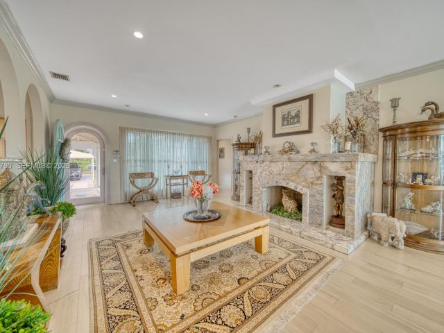 Продажа дома по адресу 170 S Hibiscus Dr - фото 7351404