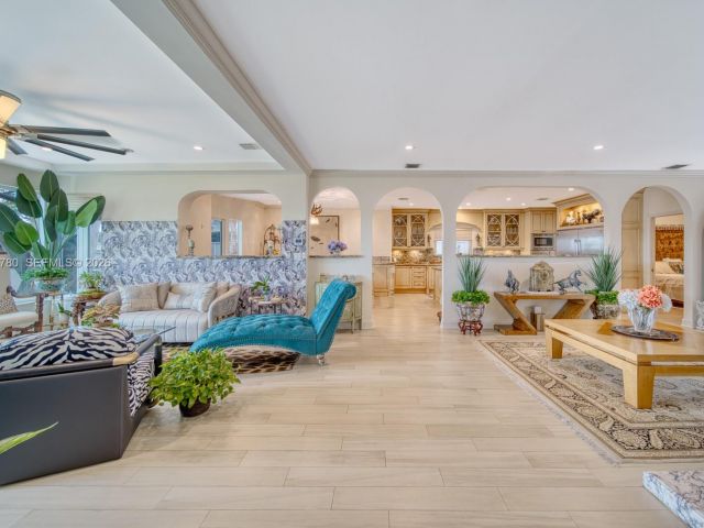 Продажа дома по адресу 170 S Hibiscus Dr - фото 7351405