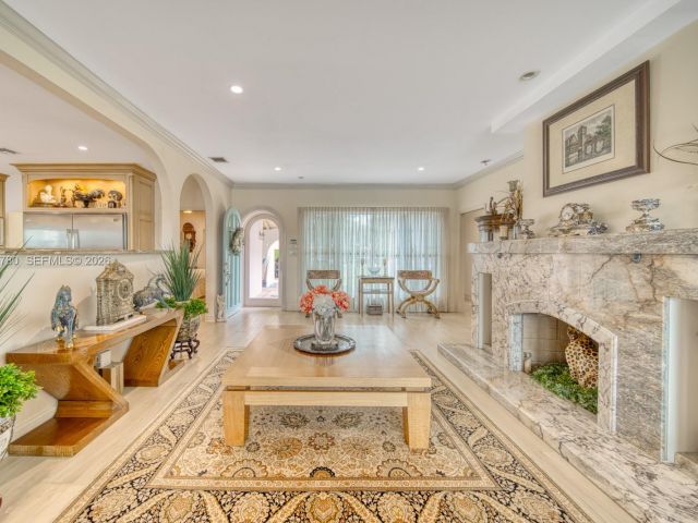 Продажа дома по адресу 170 S Hibiscus Dr - фото 7351407