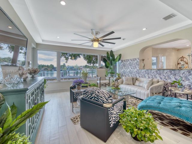 Продажа дома по адресу 170 S Hibiscus Dr - фото 7351411