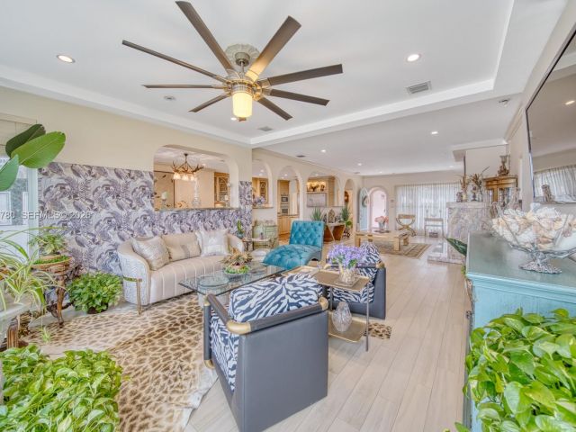 Продажа дома по адресу 170 S Hibiscus Dr - фото 7351414