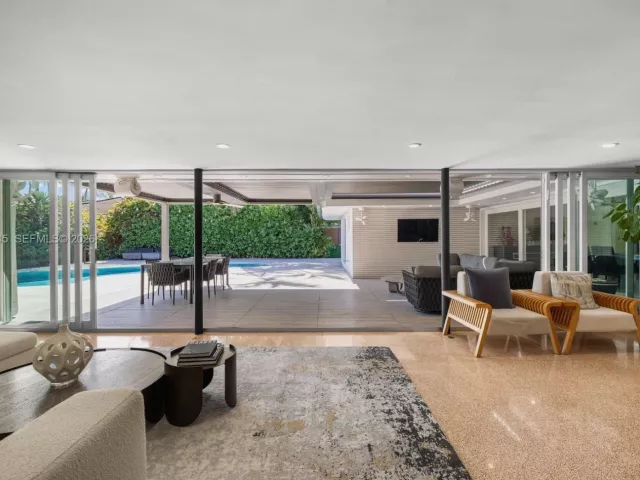 Продажа дома по адресу 1040 NE 86th St - фото 7351319