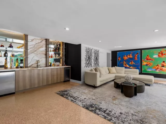 Продажа дома по адресу 1040 NE 86th St - фото 7351322