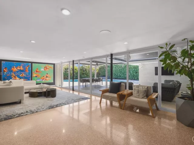 Продажа дома по адресу 1040 NE 86th St - фото 7351324