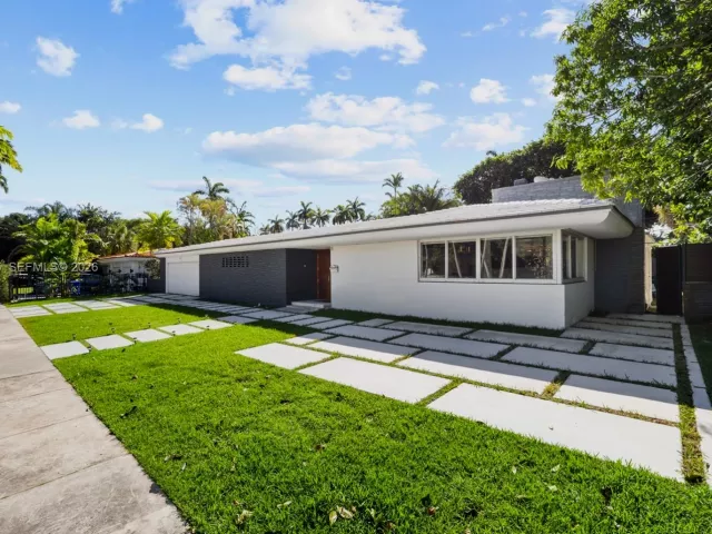 Продажа дома по адресу 1040 NE 86th St - фото 7351325