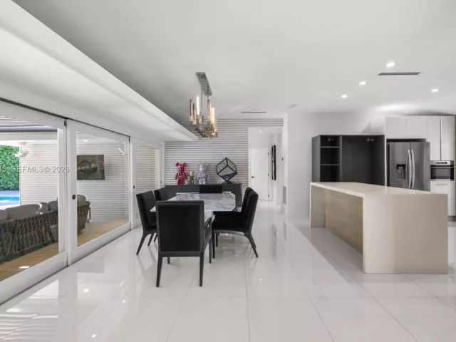 Продажа дома по адресу 1040 NE 86th St - фото 7351309