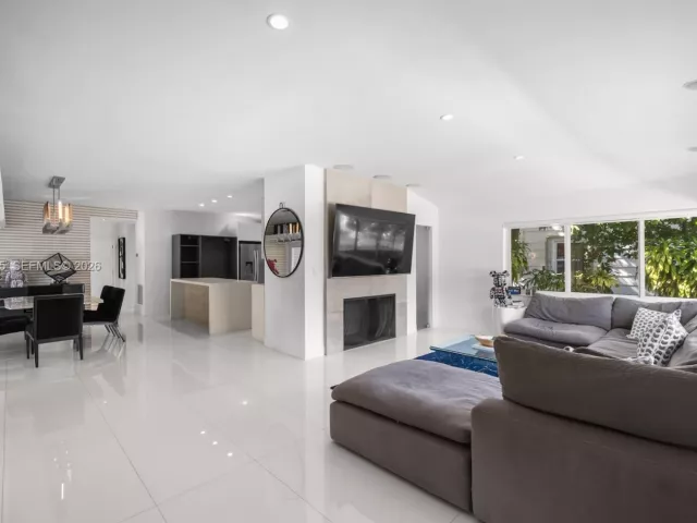 Продажа дома по адресу 1040 NE 86th St - фото 7351310