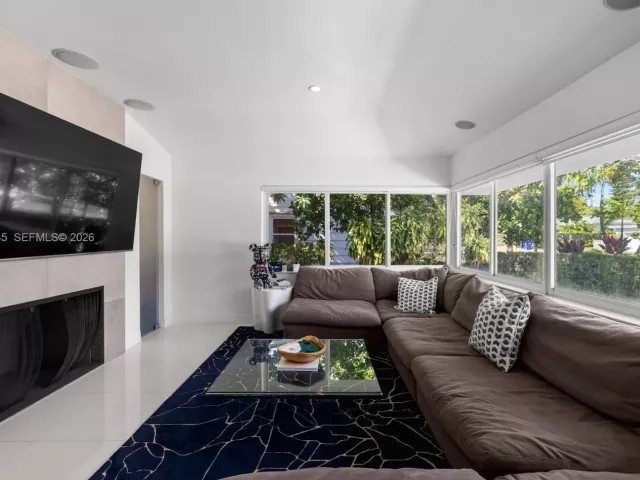 Продажа дома по адресу 1040 NE 86th St - фото 7351311