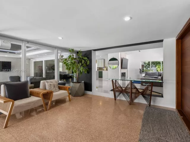 Продажа дома по адресу 1040 NE 86th St - фото 7351312