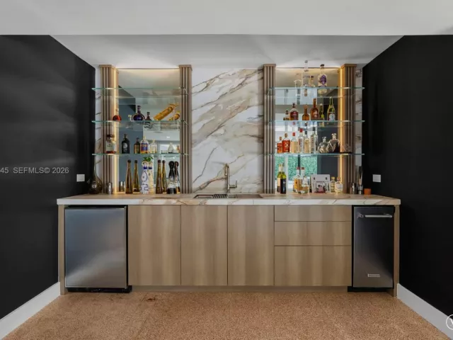 Продажа дома по адресу 1040 NE 86th St - фото 7351313