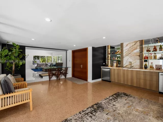 Продажа дома по адресу 1040 NE 86th St - фото 7351314