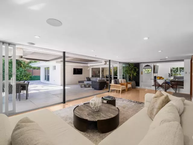 Продажа дома по адресу 1040 NE 86th St - фото 7351315