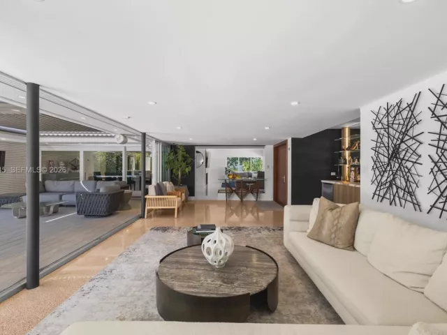 Продажа дома по адресу 1040 NE 86th St - фото 7351316