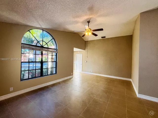 Продажа дома по адресу 4176 NW 5th Dr - фото 7356996