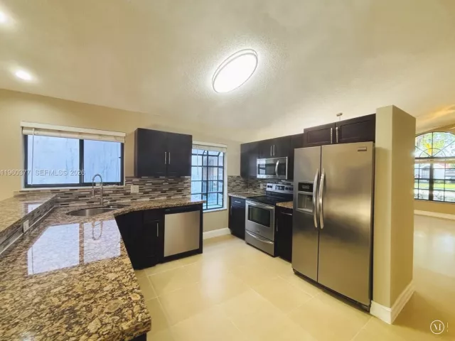 Продажа дома по адресу 4176 NW 5th Dr - фото 7357001