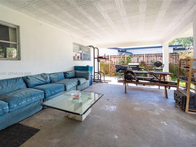 Продажа дома по адресу 600 SW 11th Ave - фото 7365371