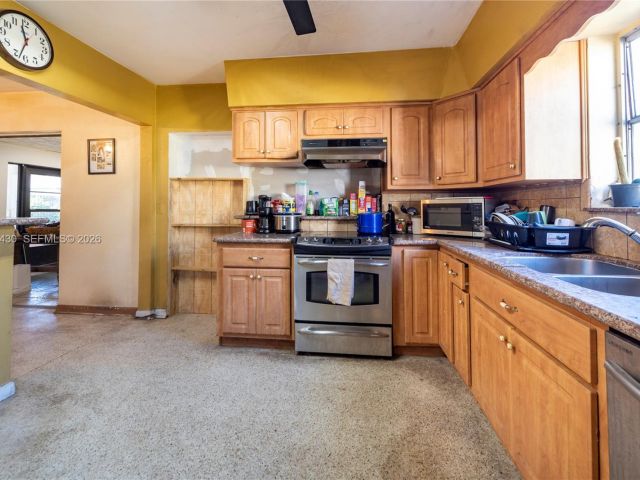 Продажа дома по адресу 600 SW 11th Ave - фото 7365375