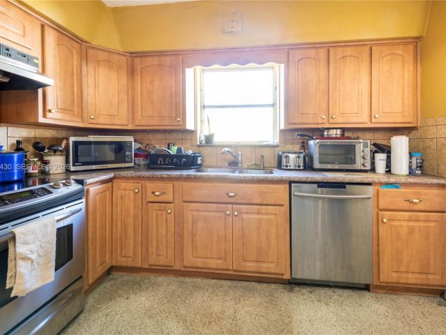 Продажа дома по адресу 600 SW 11th Ave - фото 7365376