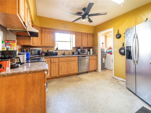 Продажа дома по адресу 600 SW 11th Ave - фото 7365377