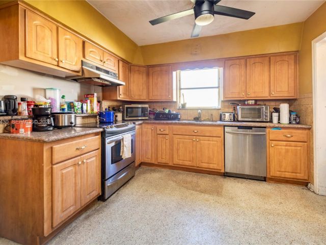 Продажа дома по адресу 600 SW 11th Ave - фото 7365378