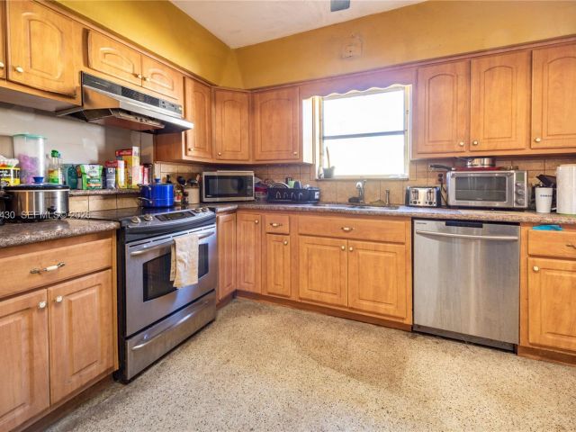 Продажа дома по адресу 600 SW 11th Ave - фото 7365379