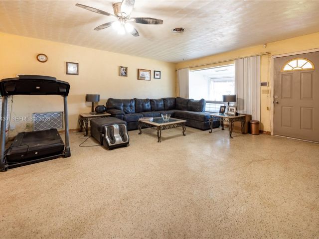 Продажа дома по адресу 600 SW 11th Ave - фото 7365381