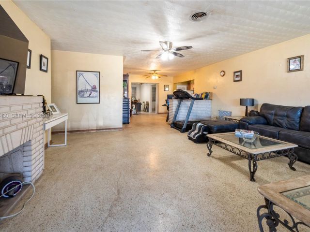 Продажа дома по адресу 600 SW 11th Ave - фото 7365382