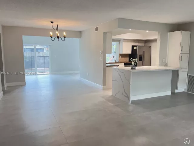 Дом в аренду по адресу 9200 SW 54th St - фото 7391165