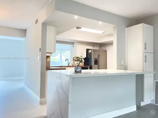 Дом в аренду по адресу 9200 SW 54th St - фото 7391166