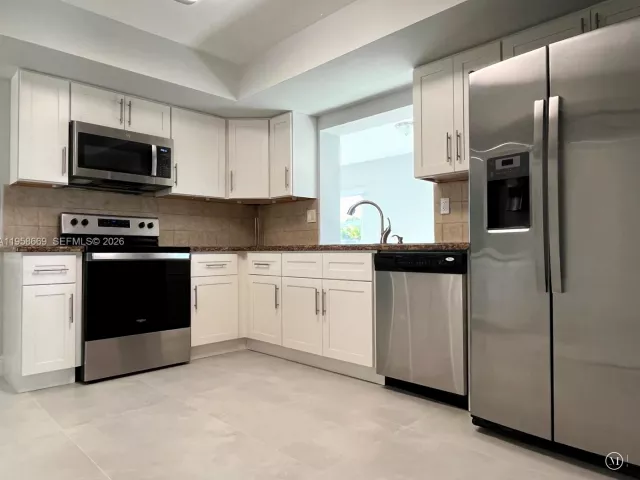 Дом в аренду по адресу 9200 SW 54th St - фото 7391150