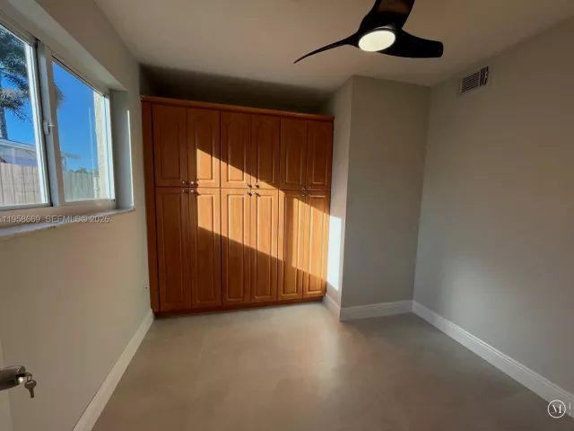 Дом в аренду по адресу 9200 SW 54th St - фото 7391155