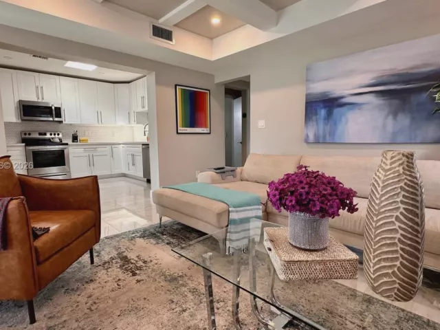 Продажа дома по адресу 1324 NE 14th Ave - фото 7410375