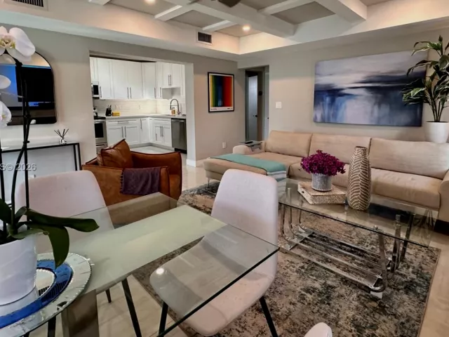 Продажа дома по адресу 1324 NE 14th Ave - фото 7410376