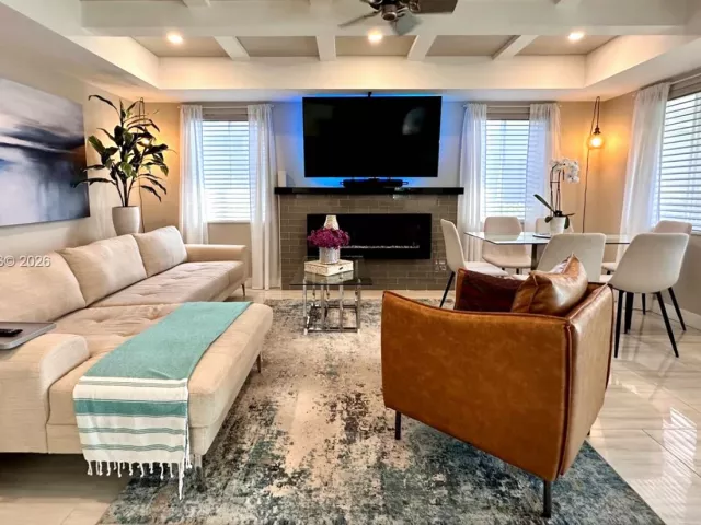 Продажа дома по адресу 1324 NE 14th Ave - фото 7410378