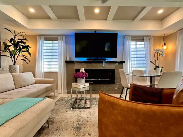 Продажа дома по адресу 1324 NE 14th Ave - фото 7410381