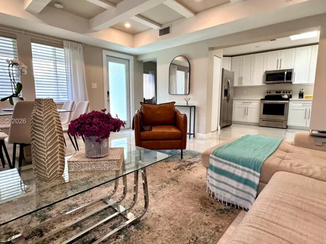 Продажа дома по адресу 1324 NE 14th Ave - фото 7410382